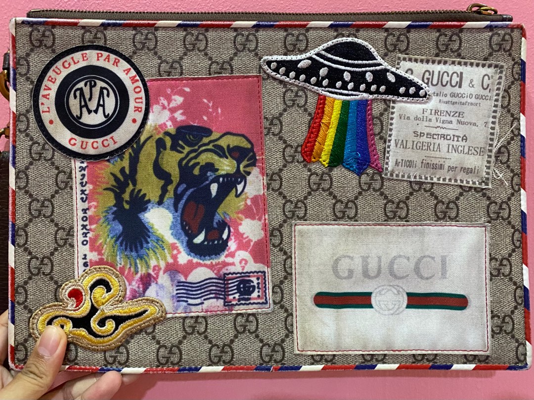Gucci courrier gg supreme pouch hot sale