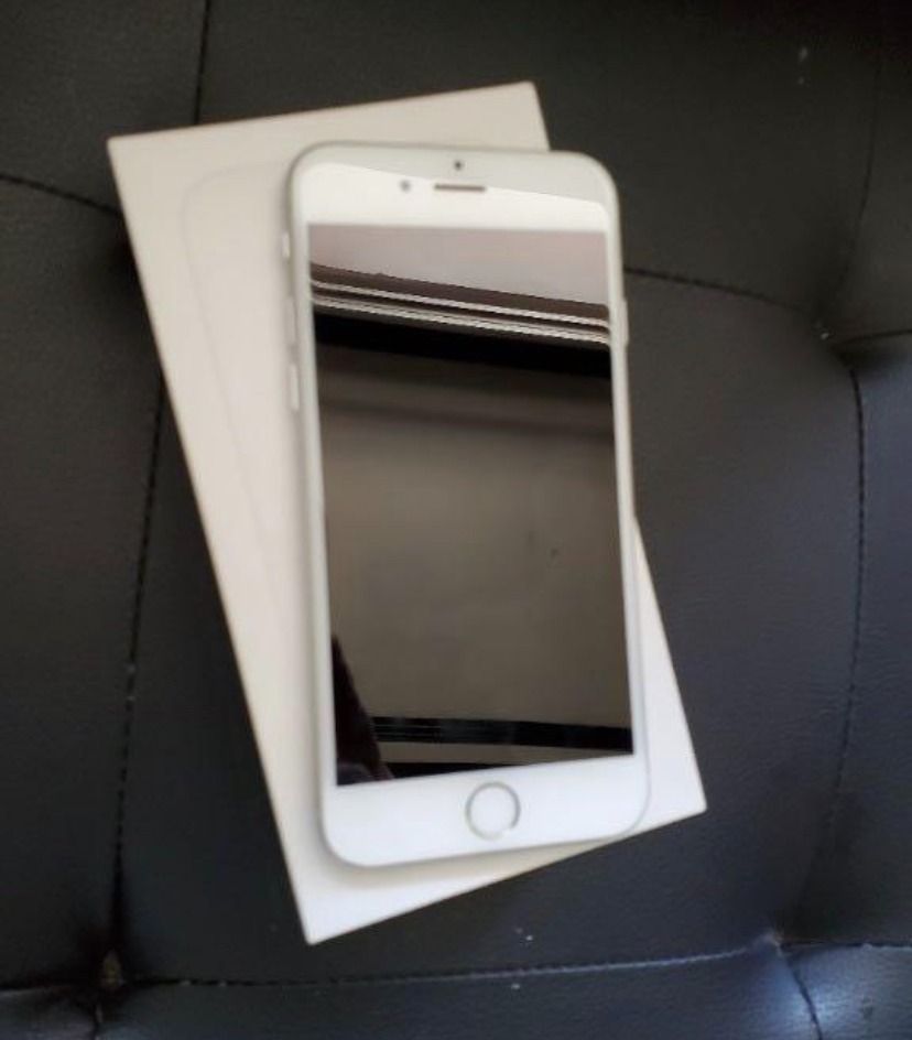 iPhone 6 (Category: iPhone 6 Series) located in Paranaque City. Submitted by redline941 (Listing ID 1207668776, Image 2). Description: iphone 6 128gb Silver Used First owner, used as back up phone Locked to globe with original box but no cable, charger and earpods. Battery life: 91%(Original battery, never opened) iOS 12.5.5 issue: home button sometimes does not work.