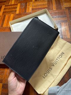 LOUIS VUITTON LV MULTI CARD HOLDER TRUNK BLACK M80556 ( 13cm x 8cm x 0.5cm  ), Men's Fashion, Watches & Accessories, Wallets & Card Holders on Carousell