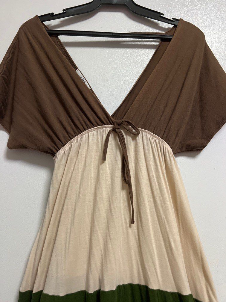 Low Neckline Midi Casual Dress (Category: Dresses) located in Pasay City. Submitted by cheerspeachy (Listing ID 1207849811, Image 2). Description: Perfect as summer / beach outfit.