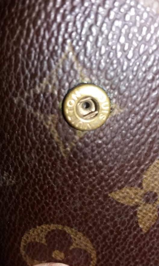 LV VINTAGE KEY AND CARD HOLDER (Category: Wallets & Card holders) located in Quezon City. Submitted by gorgeous_corner (Listing ID 1207827491, Image 3). Description: Selling my lv key and card holder. its still in good condition. i dont use it anymore. MOP GCASH PAYMAYA DELIVERY GRAB SHIPPING GOGOXPRESS Pls drop by my page for more nice branded items. Thank you..