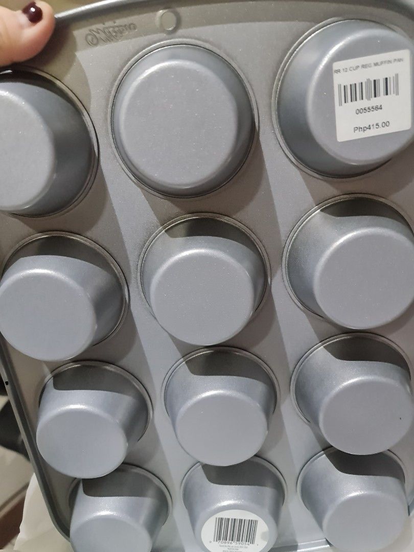 Muffin / Cupcake baking tray and paper sheets (Category: Bakeware) located in Mandaluyong City. Submitted by liz.narciso (Listing ID 1207841917, Image 3). Description: bnew. selling in set tray and cupcake sheets buyer pays SF.