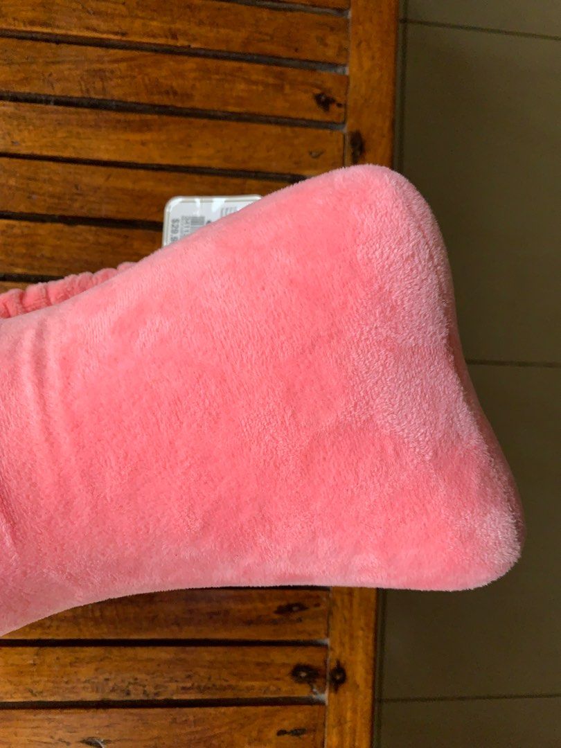 Pink Memory Foam Neck Pillow (Category: Cushions & Throws) located in Makati City. Submitted by deniseee.t (Listing ID 1207674736, Image 3). Description: BRAND NEW COMES WITH A TAG ORIGINAL PRICE: Php 1,600+ ($29.90).