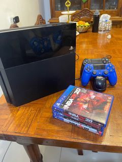 Ps4 phat with 2 controllers and games