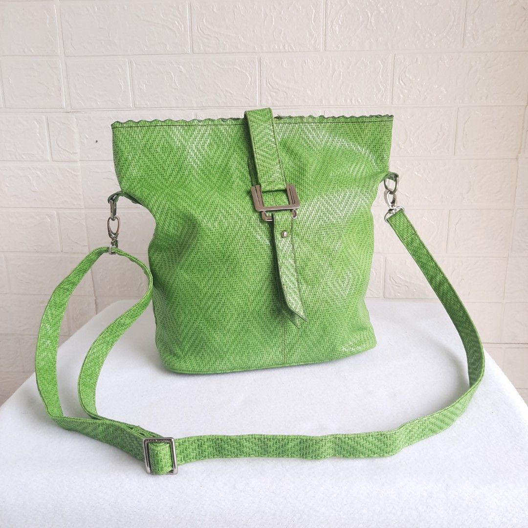Sling bucket bag motif anyaman Hijau Unik warna cerah rata, Women's