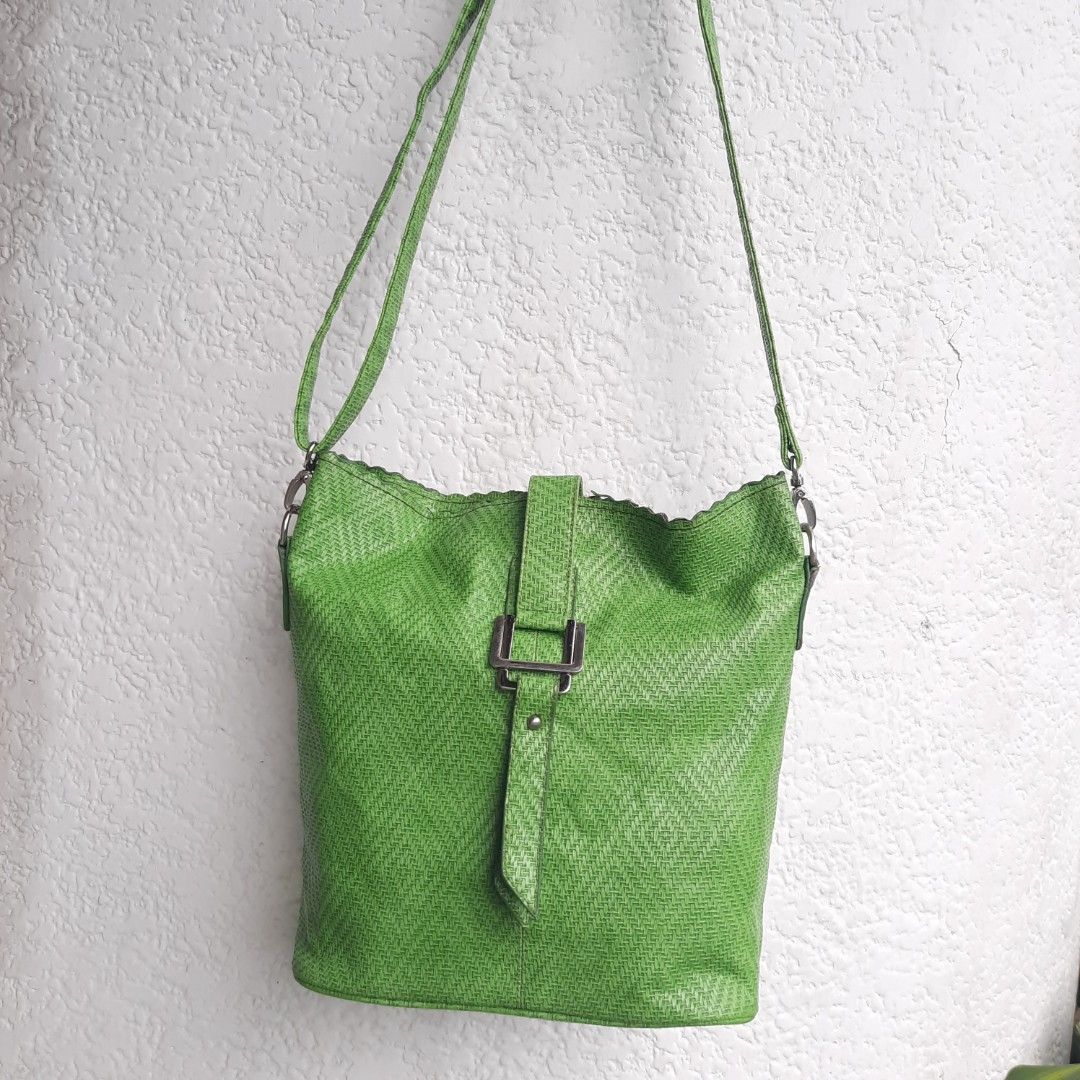 Sling bucket bag motif anyaman Hijau Unik warna cerah rata, Women's