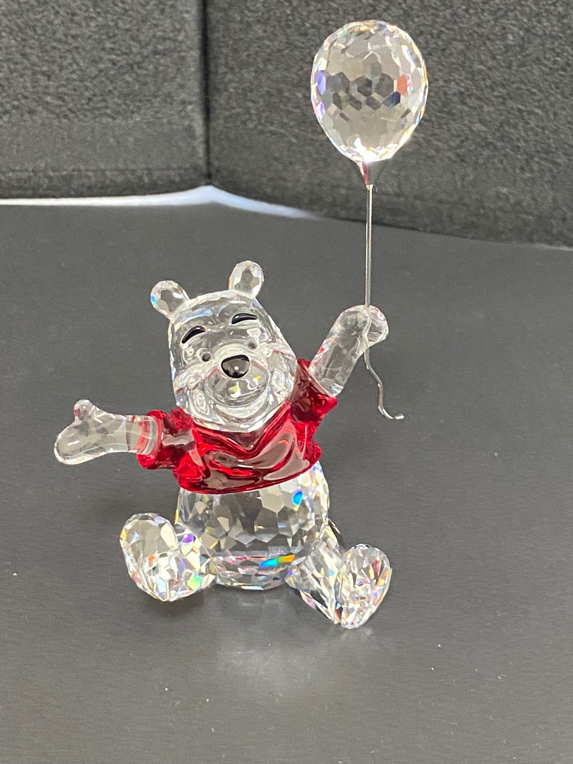 Swarovski Figurine Crystal Disney Winnie The Pooh, 名牌, 飾物及配件 - Carousell