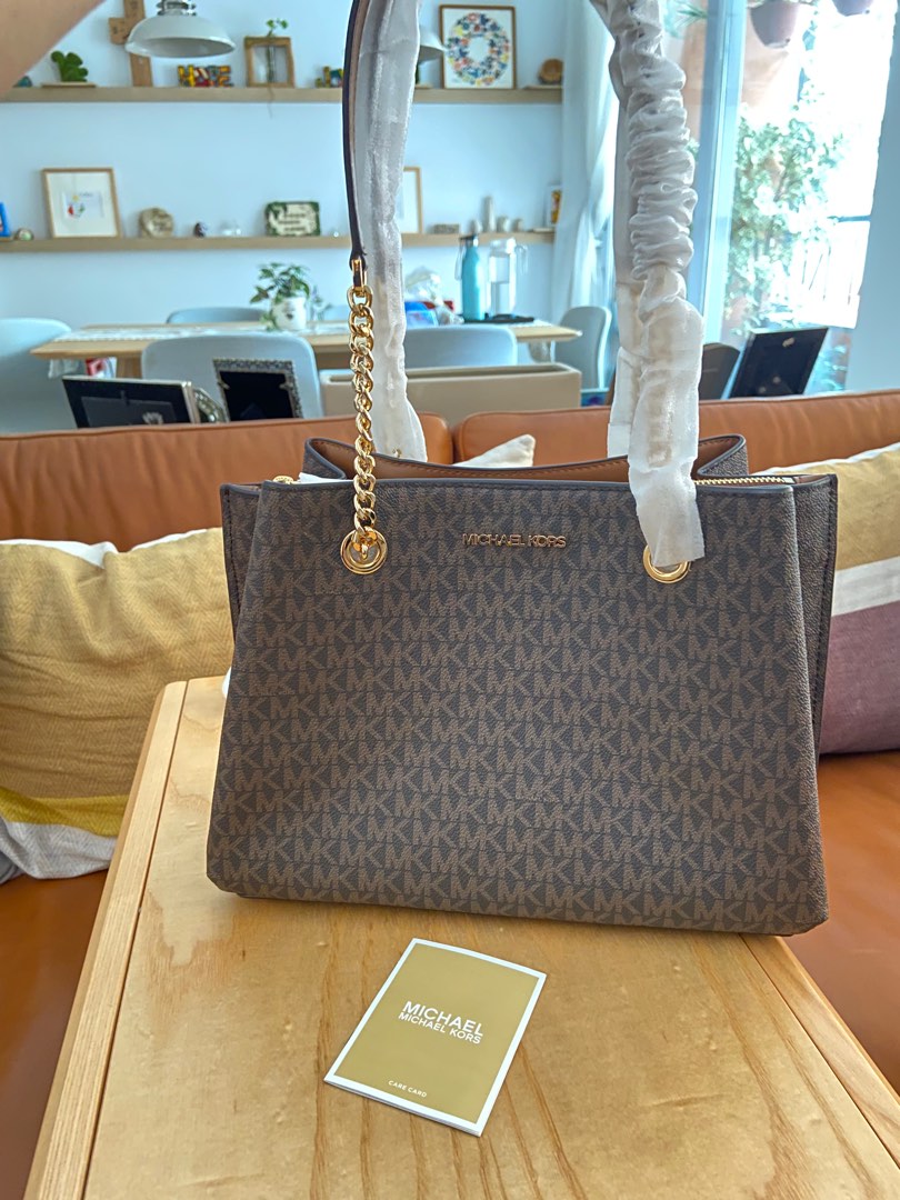 Teagan large logo shoulder bag, 女裝, 手袋及銀包, 單肩包 Carousell