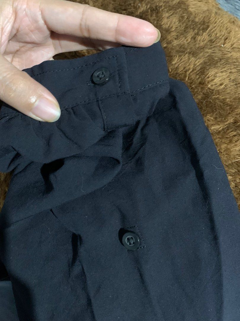 Uniqlo Black dress (Category: Dresses) located in Manila. Submitted by BrandedCornerOutlet (Listing ID 1207838618, Image 3). Description: Bought for 990 year 2021. Size on tag is med. No flaws or stains what you see is what you get. You can wear this as pa 3/4 or long sleeves. Garterize ang waist niya. Best fit siya sa large actually Dimensions: Pit to pit is 18 inches Length 34 inches ps. Kindly visit my bio for seller’s policy. MAKE READING A H