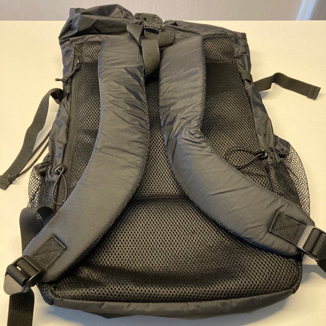 UNIQLO LIGHTWEIGHT ROLLTOP BACKPACK BLACK, Men's Fashion, Bags