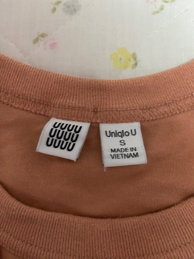 Uniqlo T-Shirt (Category: Tshirts & Polo Shirts ) located in Cainta. Submitted by mc.closet (Listing ID 1207770860, Image 2). Description: - barely used, relatively new - rfs: decluttering.