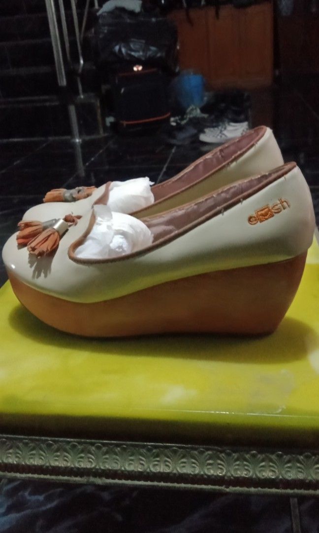 Wedges merk Gosh, Fesyen Wanita, Sepatu di Carousell