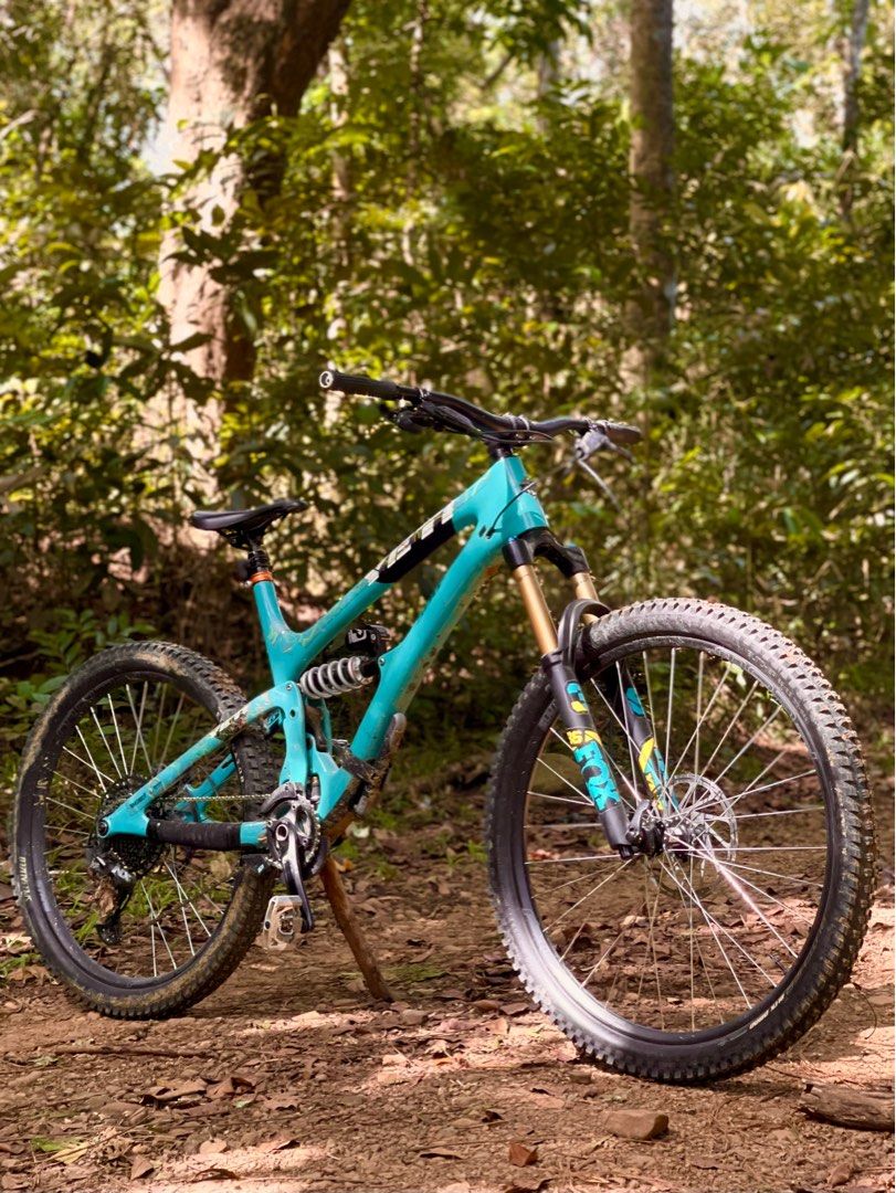 Yeti SB6c Size L Sports Equipment Bicycles Parts Bicycles on