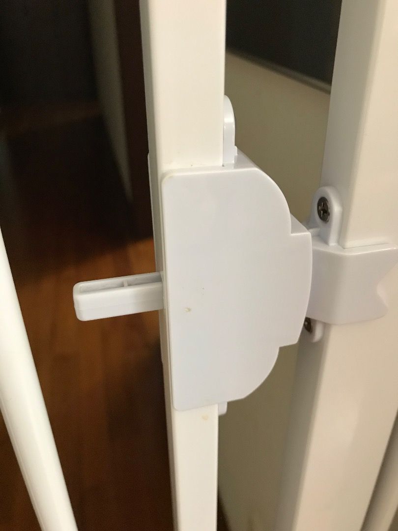 1.8m tall safety gate using pressure system, no drill required