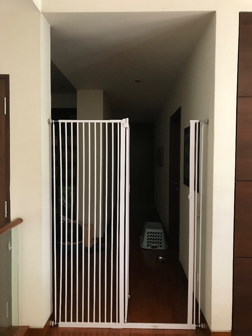 1.8m tall safety gate using pressure system, no drill required ...