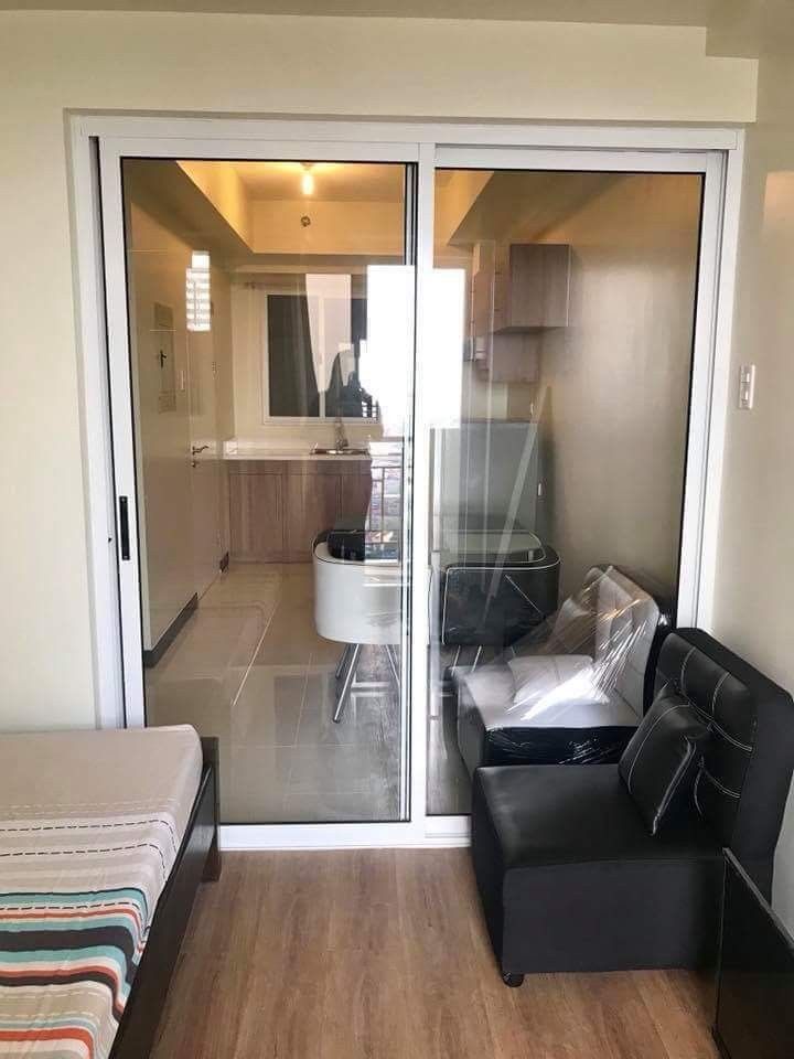 1 Bedroom w/Balcony near Edsa Munoz For Rent in Zinnia Towers,Quezon