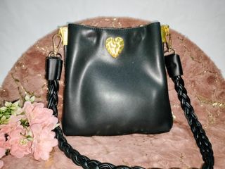 (Category: ) located in . Submitted by Jahs_Bags (Listing ID 1207903018, Image 1). Description: .