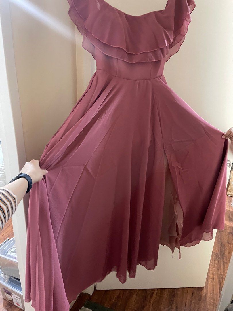 Bridesmaid gown dusty rose (Category: Evening dresses & gowns) located in Dasmarinas. Submitted by antonyuhh (Listing ID 1207984773, Image 2). Description: Off shoulder bridesmaid dress Never used, hindi naka attend yung supposedly magsusuot. Pm me if you want more details about the size/fabric/design.