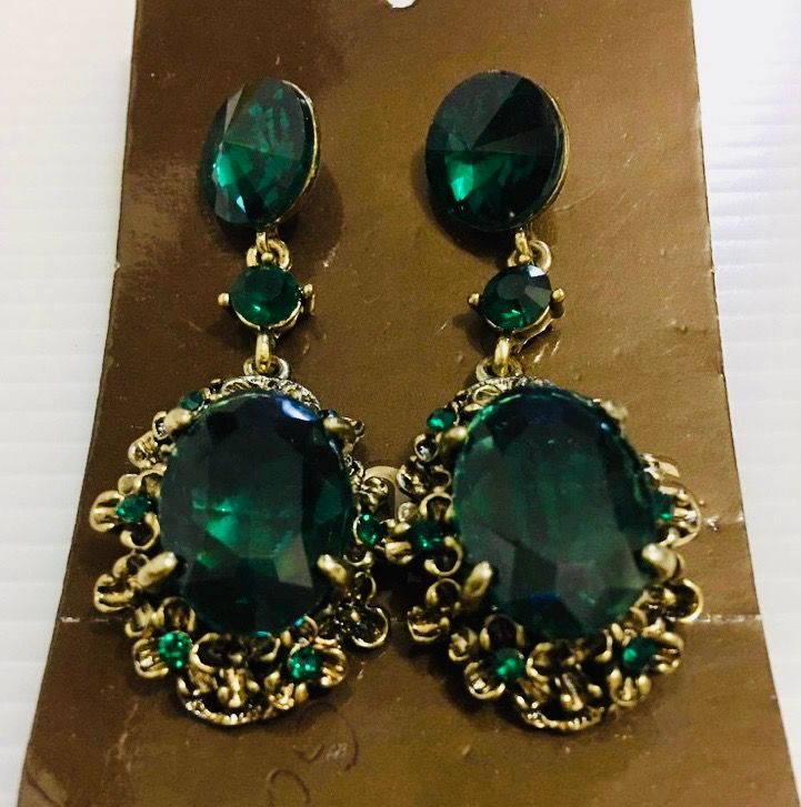 Emerald pageant hotsell earrings