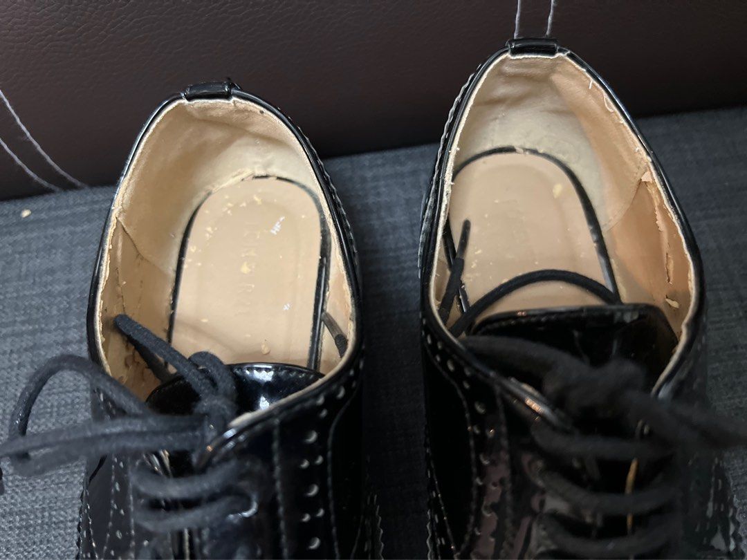 Forever 21 Black and White Oxfords (Category: Loafers) located in Quezon City. Submitted by Cinds (Listing ID 1207899848, Image 3). Description: Size: 37 Issue: Yung loob nagbakbak kasi Hindi na nasusuot.
