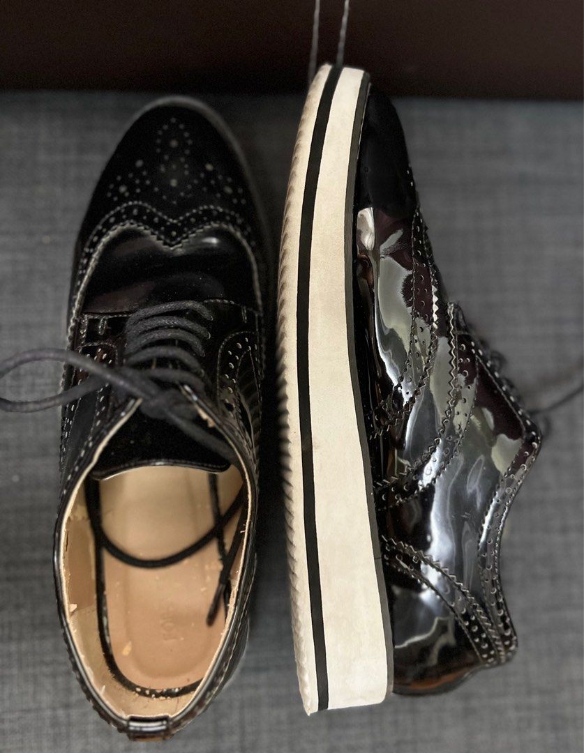Forever 21 Black and White Oxfords (Category: Loafers) located in Quezon City. Submitted by Cinds (Listing ID 1207899848, Image 2). Description: Size: 37 Issue: Yung loob nagbakbak kasi Hindi na nasusuot.
