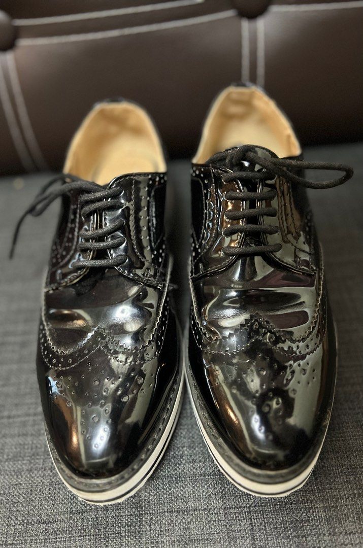Forever 21 Black and White Oxfords (Category: Loafers) located in Quezon City. Submitted by Cinds (Listing ID 1207899848, Image 1). Description: Size: 37 Issue: Yung loob nagbakbak kasi Hindi na nasusuot.