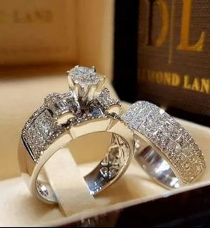 Georgous 2pce ring set  size 5 and 9