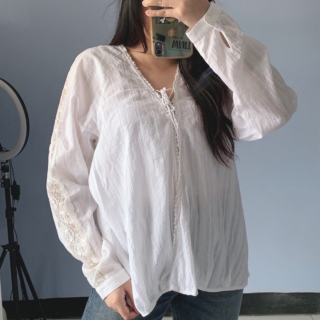GUESS WHITE BLOUSE Fesyen Wanita Pakaian Wanita Atasan di Carousell