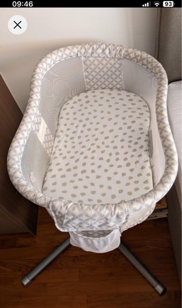 Halo (bassinest) Swivel Sleeper + mattress + sheets, Babies