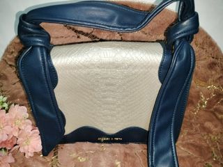 (Category: ) located in . Submitted by Jahs_Bags (Listing ID 1207903501, Image 1). Description: .