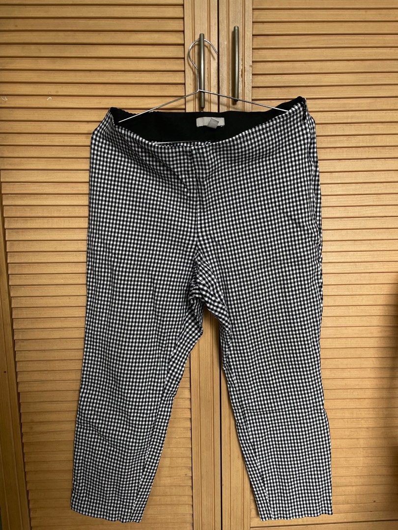 H&M Gingham Pants (Category: Other Bottoms) located in Makati City. Submitted by MinimalMaxims (Listing ID 1207939160, Image 1). Description: H&M Plaid Pants bought for 1600 Ideal for that quick chic office look. Fits L-XL. Decluttering clothes I no longer use. All of my clothes are store bought. No low ballers please. God bless. .