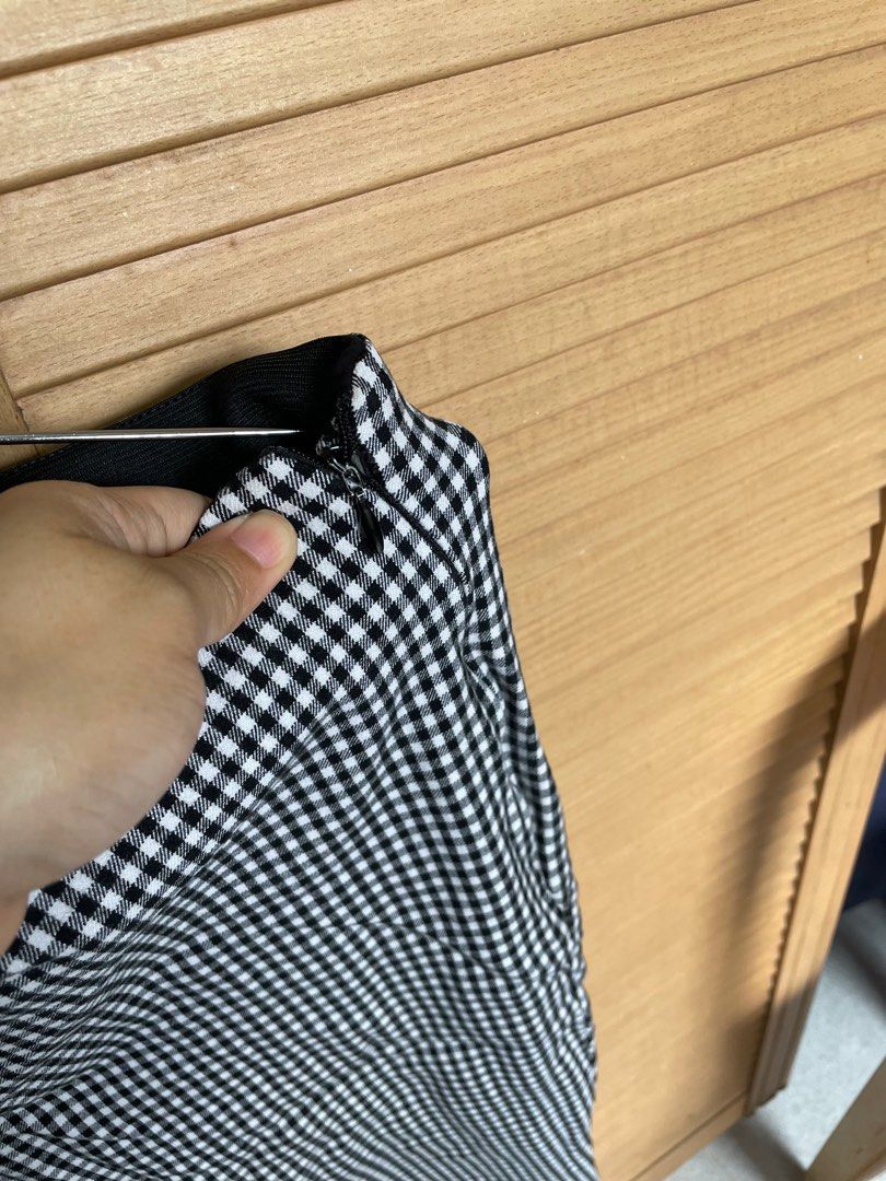 H&M Gingham Pants (Category: Other Bottoms) located in Makati City. Submitted by MinimalMaxims (Listing ID 1207939160, Image 3). Description: H&M Plaid Pants bought for 1600 Ideal for that quick chic office look. Fits L-XL. Decluttering clothes I no longer use. All of my clothes are store bought. No low ballers please. God bless. .