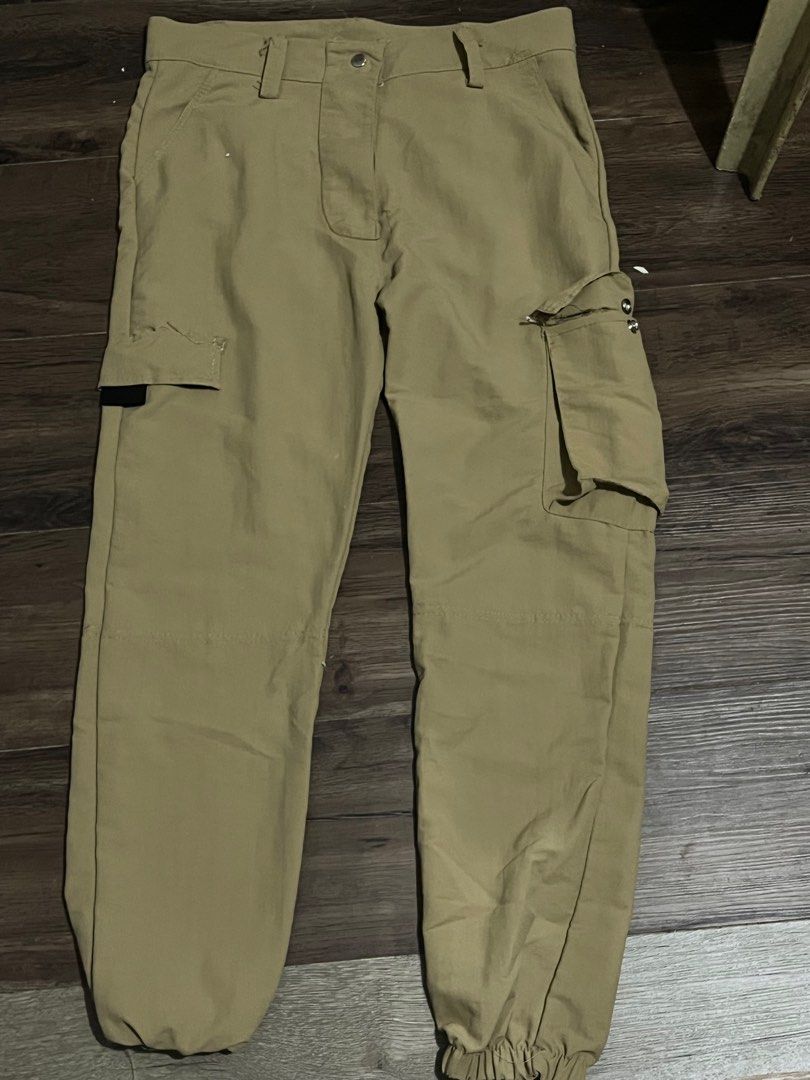 Khaki Cargo Pants (Category: Other Bottoms) located in Quezon City. Submitted by ninaxyr_ (Listing ID 1207983691, Image 1). Description: Used once (great condi) Khaki color Size: 41-43 cm .