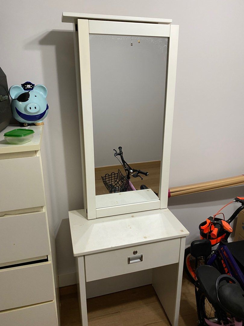 Make up table (Category: Tables & Sets) located in Singapore. Submitted by ansonlhx90 (Listing ID 1207986691, Image 2). Description: .