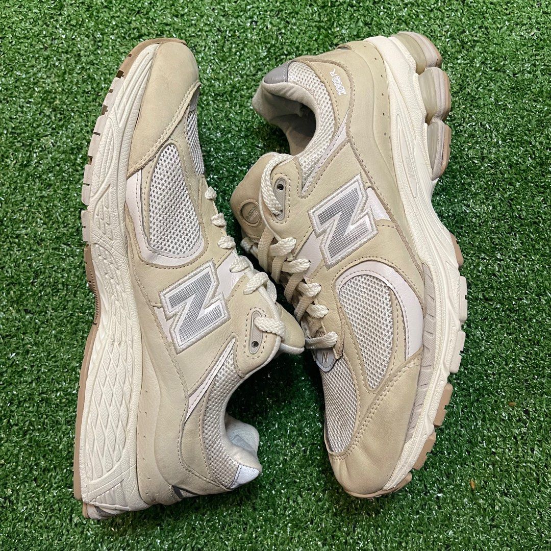 new balance 2002r triple white