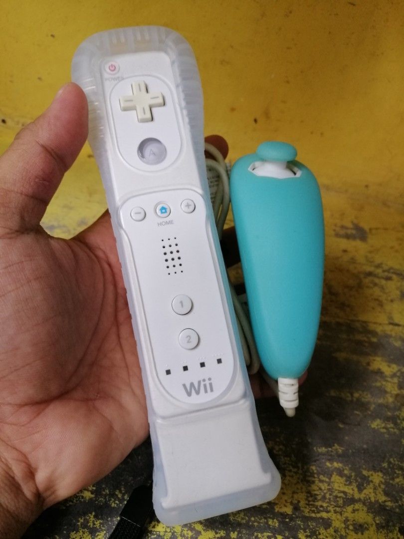 Nintendo Wii Remote Controller w/Motion plus adaptor And Nintendo