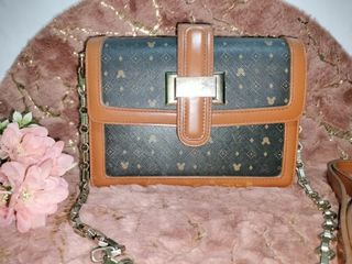 (Category: ) located in . Submitted by Jahs_Bags (Listing ID 1207901701, Image 1). Description: .