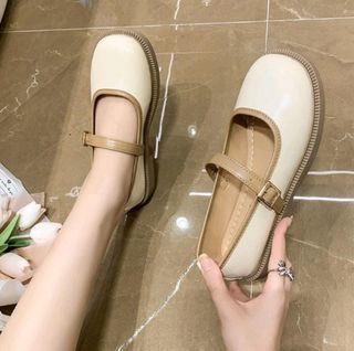 Sepatu flat
