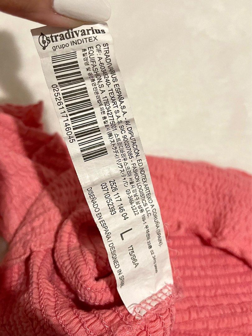 Stradivarius off shoulder top (Category: Others Tops) located in Pasig City. Submitted by basicallyb (Listing ID 1207988847, Image 2). Description: super nice in actual can fit med- large never used .