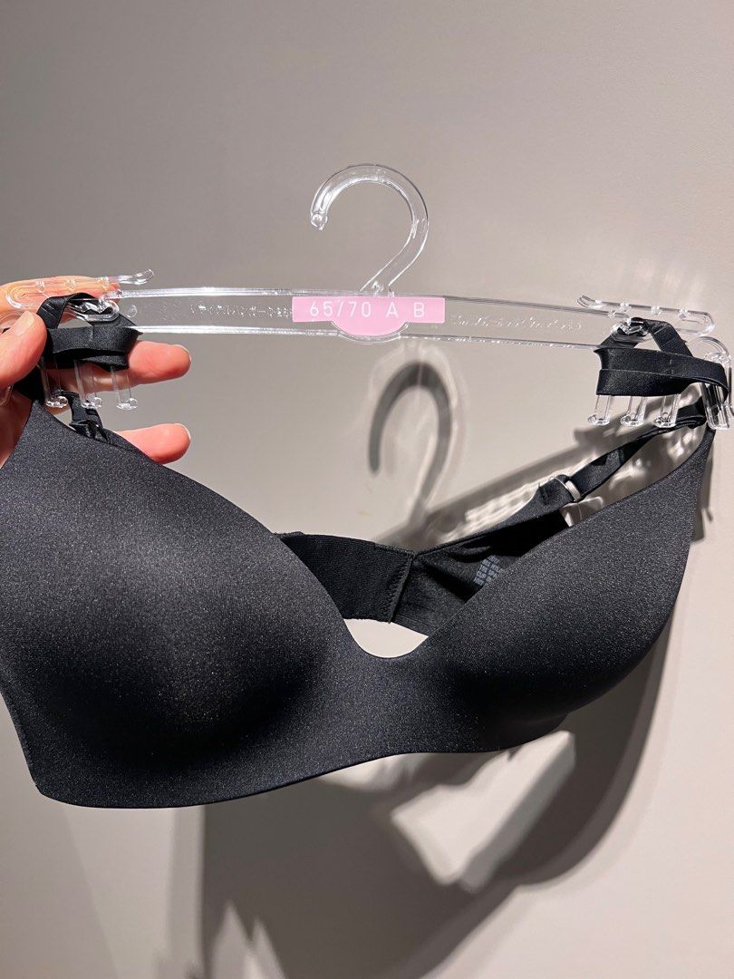 Uniqlo women wireless bra (3D hold), Women's Fashion, New Undergarments &  Loungewear on Carousell