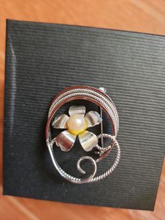 Vintage pearl brooch pin