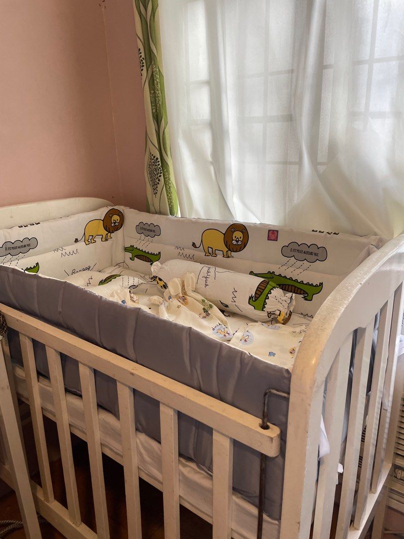 Wooden crib with matress and animal design beddings free 1 set