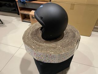 黑色安全帽