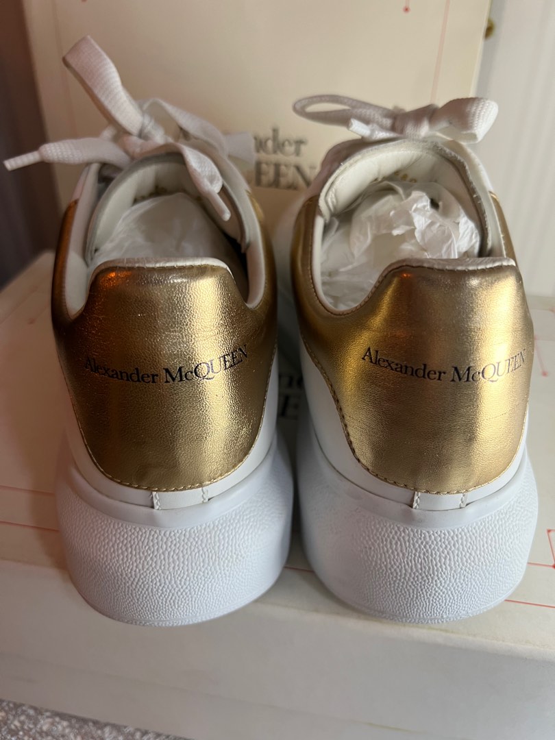 Alexander mcqueen trainers white and gold top