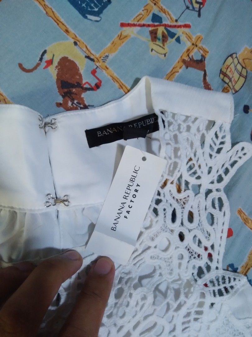 Banana Republic White Blouse (Category: Blouses) located in Marikina City. Submitted by cloudescollection (Listing ID 1208175914, Image 3). Description: Size: XS (Womens) Length: 25 inches Width: 18.5 inches - authentic, brand new (unused) - has folds due to storage - no when-worn photos, too small for me - color may vary due to lighting - price is negotiable.