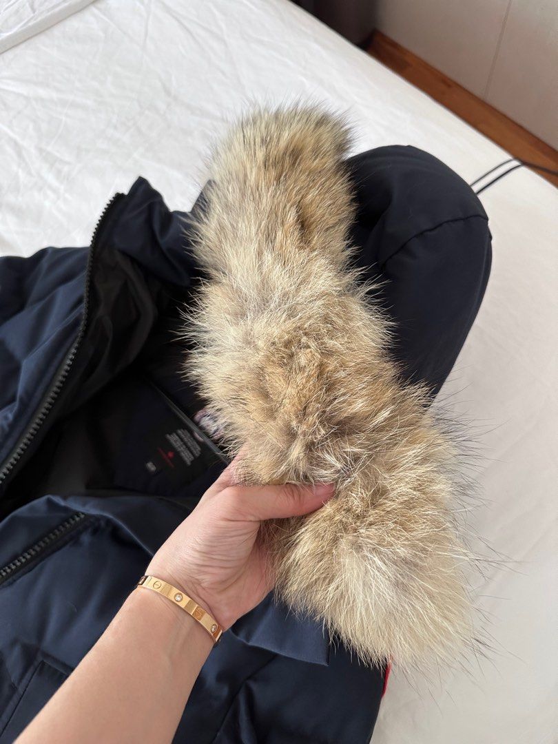 Canada goose logo deals real vs fake