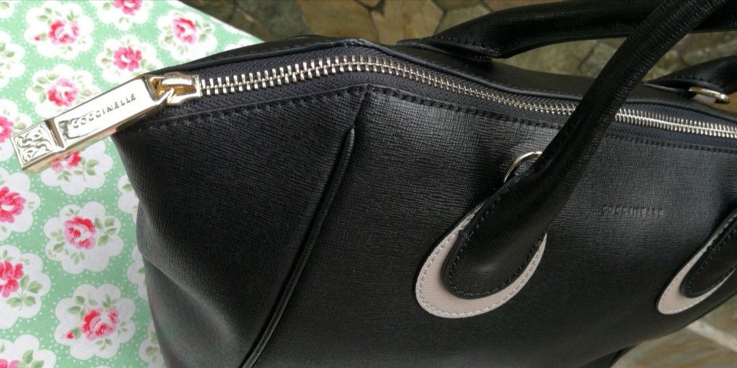 COCCINELLE Trapezoid shaped saffiano tote bag