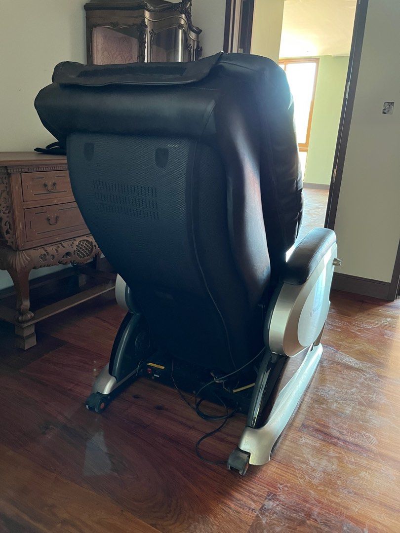 Isukoshi Massage Chair, Health & Nutrition, Massage Devices on Carousell
