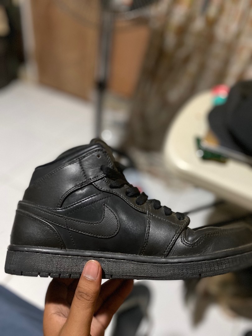 aj1 triple black