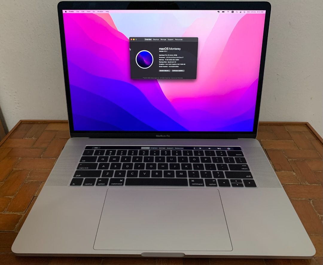 Macbook Pro 15inch i7 2018 touch bar 512GB SSD Radeon 560x graphics